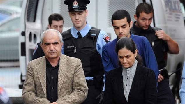 محمّد شافعي وزوجته توبة يحيا وابنهما حامد لدى وصولهم إلى المحكمة في كانون الأوّل ديسمبر 2011