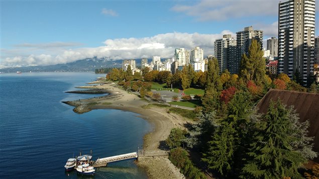 Des immeubles au bord de la baie des Anglais à Vancouver.