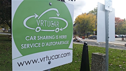Un espace de stationnement du service d’autopartage Vrtucar, devant l’Université Saint-Paul, à Ottawa (archives)