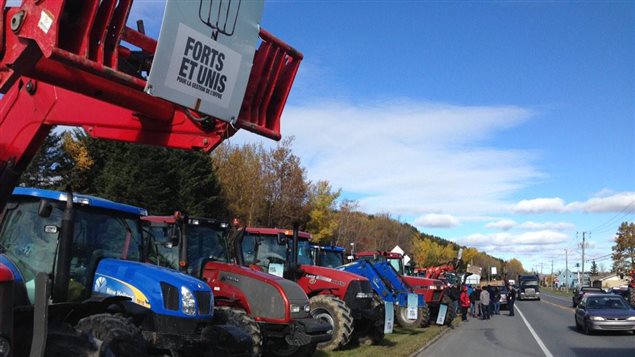 Des producteurs laitiers du Bas-Saint-Laurent manifestent à Amqui
