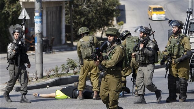 El palestino que apuñaló a un soldado israelí fue abatido.