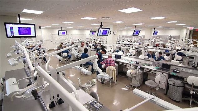 معمل طب الأسنان في كلية الطب في جامعة ألبرتا في إدمونتون