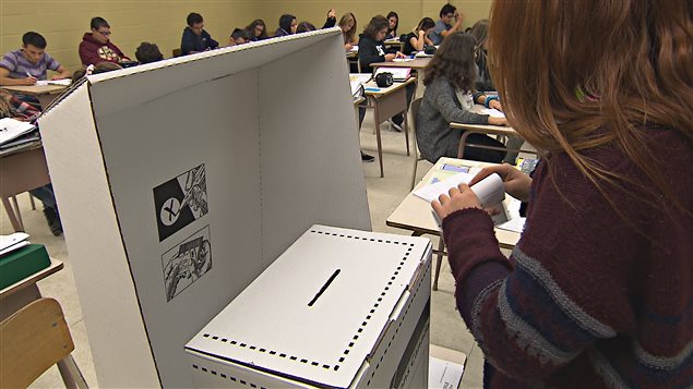 Des élèves de l'école Chavigny font une simulation de vote. 