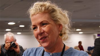 La escritora mexicana Jennifer Clement después de su elección como presidenta de PEN Internacional en esu 81 Congreso en la ciudad de Quebec, Quebec, Canadá.
