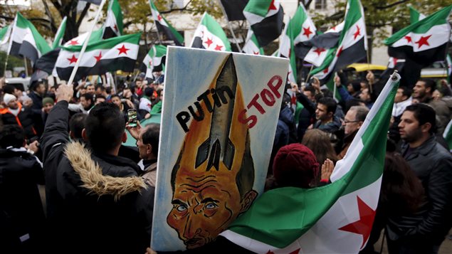 تظاهرة لمعارضين سوريين ضد التدخل العسكري الروسي في بلادهم أمام سفارة روسيا في برلين يوم أمس الأول، السبت 17 تشرين الأول (أكتوبر) 2015