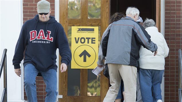 Les électeurs canadiens excercent leur droit de vote