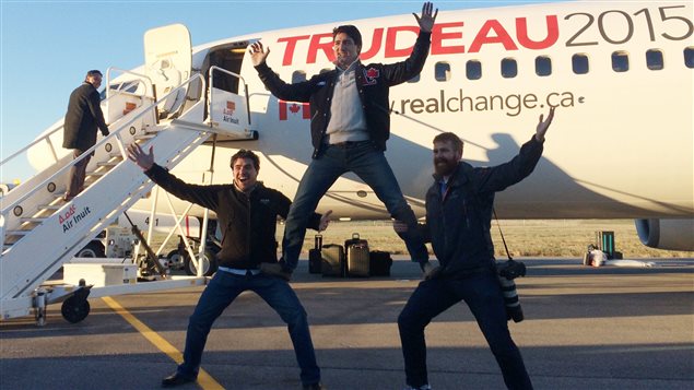 Le chef du Parti libéral, Justin Trudeau, s’amuse avec des membres de son équipe de campagne après son atterrissage à Montréal, le 19 octobre 2015.