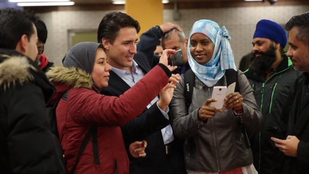 Justin Trudeau remercie ses électeurs à la station de métro Jarry.