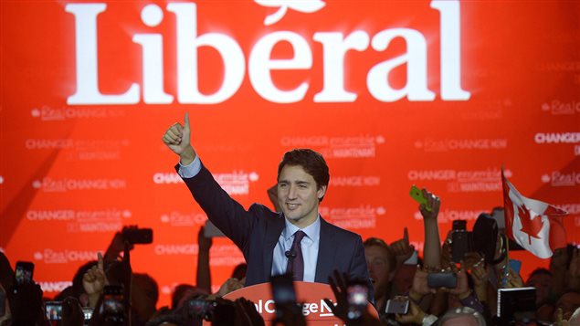 Le chef libéral et premier ministre élu, Justin Trudeau devant ses partisans au siège du parti libéral à Montréal. Le chef libéral et premier ministre élu, Justin Trudeau devant ses partisans au siège du parti libéral à Montréal.