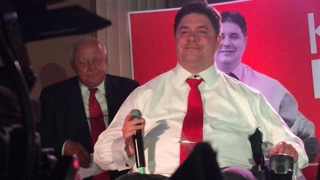 Kent Hehr célèbre sa victoire.