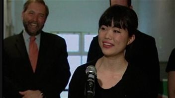 刘舒云与站在身后的新民主党党领袖穆凯尔。