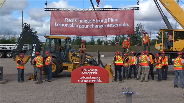 Annonce des libéraux fédéraux durant la campagne électorale. Le Parti libéral veut relancer l'économie canadienne avec des investissements en infrastructures.