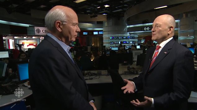 El periodista Peter Mansbridge (izq) y el embajador de Estados Unidos en Canadá, Bruce Heyman en los estudios de CBC.