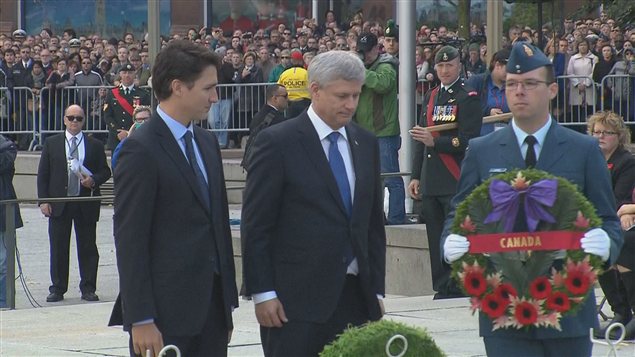 Justin Trudeau et Stephen Harper au pied du Monument commémoratif de guerre du Canada le 22 octobre dernier.