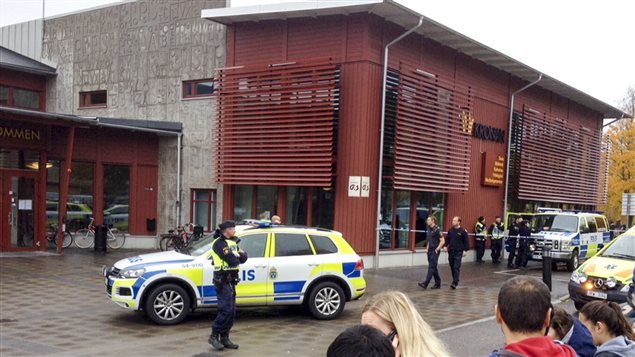 Los servicios de emergencia y la policía llegan a la Escuela Kronan de Trollhattan, Suecia. 