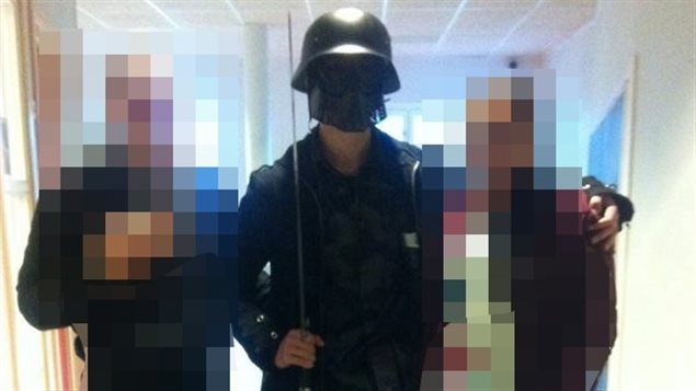 El agresor había posado para una foto con estudianes de la Escuela Kronan, antes de atacarlos.