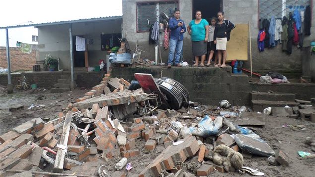 Vecinos de Siguatepeque contemplan la amplitud del desastre. 