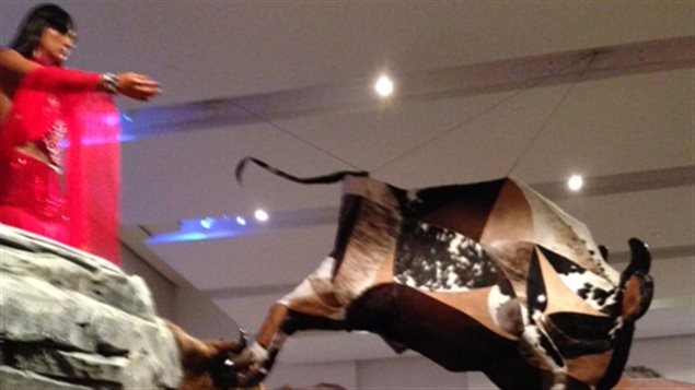 Oeuvre de Kent Monkman. À gauche, l'alter égo de l'artiste, Miss Chief Eagle Testicle et à droite, un bison. Oeuvre de Kent Monkman. À gauche, l'alter égo de l'artiste, Miss Chief Eagle Testicle et à droite, un bison.