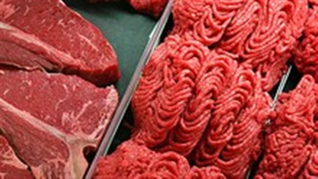 لحم بقري معروض في أحد برادات متجر للأغذية (أرشيف) 