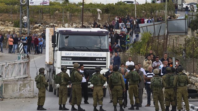 Ejército israelí refuerz su posición en Cisjordania después de un ataque al arma blanca.