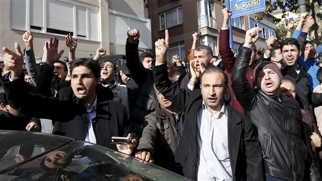 Manifestantes denuncian la intervención policial en los locales de Begün TV y de Kanaltürc.