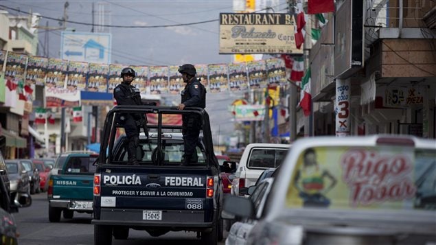 La policía federal de México patrullando las calles de Apatzingán, el pasado 8 de enero del 2015. 