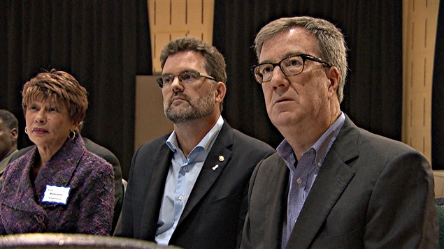 Le maire de Gatineau, Maxime Pedneaud-Jobin (au centre) et son homologue d'Ottawa, Jim Watson. (29-10-15) Le maire de Gatineau, Maxime Pedneaud-Jobin (au centre) et son homologue d'Ottawa, Jim Watson. (29-10-15)