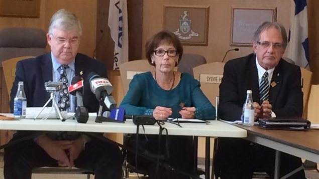 Point de presse de la Ville de Val-d'Or. À gauche, le maire, Pierre Corbeil.