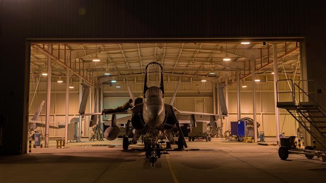  Aviation Systems Technicians with Air Task Force - Iraq work through the night maintaining a CF-188 fighter jet at Camp Patrice Vincent, Kuwait during Operation IMPACT on 26 March 2015. (Photo: OP Impact, DND)