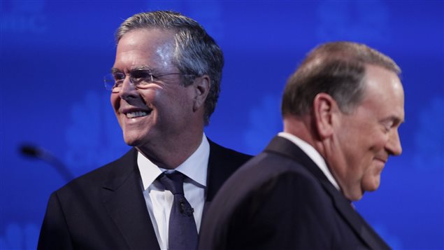 Jeb Bush a la izquierda.
