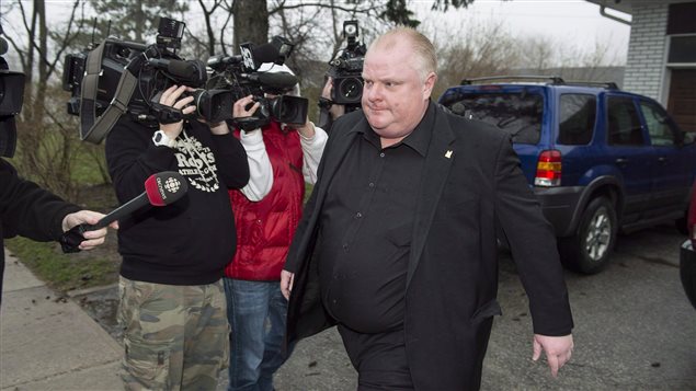 Rob Ford sale de su casa con destino a la clínica de desintoxicación el primero de mayo 2014.
