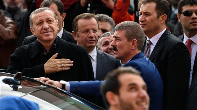 الرئيس التركي رجب طيّب اردوغان يحيّي المواطنين بعد خروجه من مكتب الاقتراع في  اسطنبول في 1-11-2015
