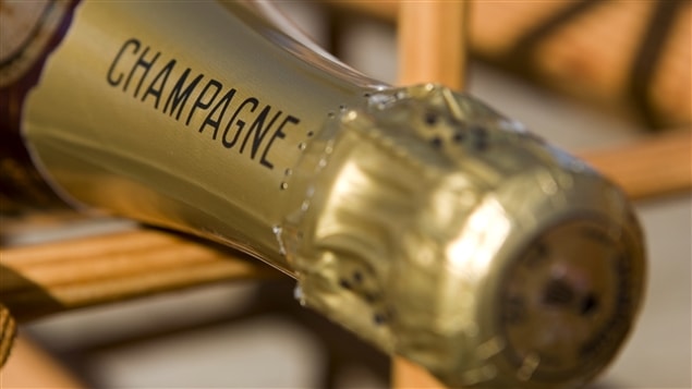 Une bouteille de champagne qui attend d'être sabrée! Une bouteille de champagne qui attend d'être sabrée!