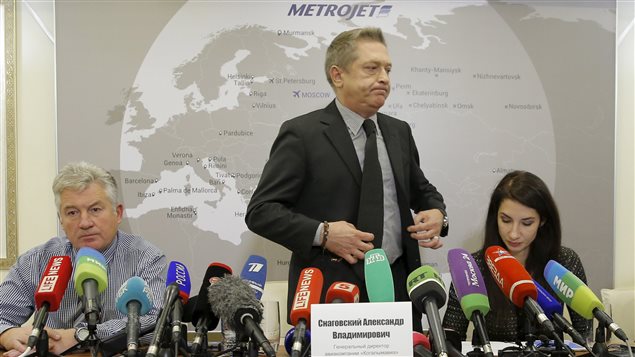 Los dirigentes de la compañía Kogalimavia/Metrojet en conferencia de prensa en Moscú. De izquierda a derecha, Alexander Smirnof, director adjunto; Alexander Snagovsky, director general y la representante, Oxana Golovina.