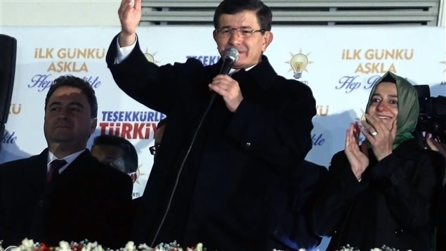 رئيس الوزراء التركي أحمد داوود اوغلو يحيّي المواطنين من شرفة مقرّ حزب العدالة والتنمية في 2-11-2015 بعد إعلان فوز الحزب في الانتخابات