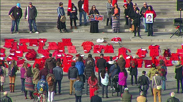 Des membres de la communauté autochtone mobilisés au Parlement en solidarité aux femmes autochtones de Val-d’Or, qui ont dénoncé les sévices sexuels, abus de pouvoir et autre intimidation de policiers de la Sûreté du Québec.