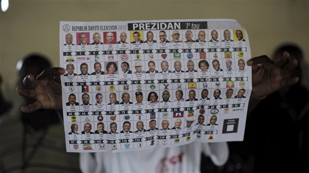 Boleta de votación haitiana donde había 54 candidatos a la presidencia 