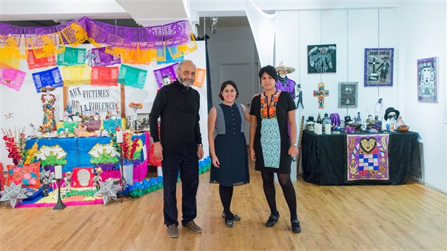 Homenaje a las víctimas de la violencia en la Fiesta de los Muertos 2014. De izquierda a derecha, Frantz Voltaire, Mariana Castellanos y Marisa Rosales Argonza.