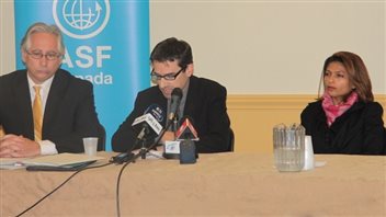 Pascal Paradis (centro), director ejecutivo de Abogados Sin Fronteras Canadá, habla en una conferencia de prensa en Montreal 3 de noviembre de 2015. Sentado junto a él se Ensaf Haidar, la esposa del encarcelado Arabia blogger Raif Badawi, y Marc Sauvé de Quebec Bar Asociación.