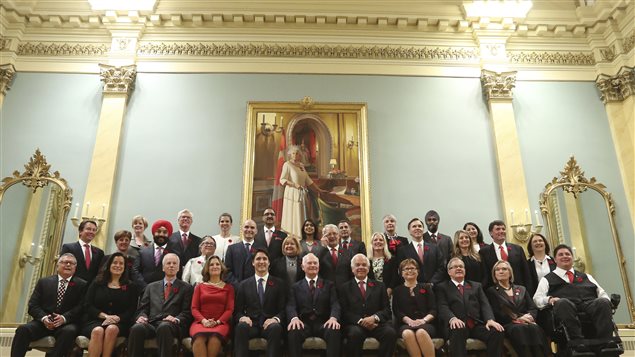 صورة تذكارية للحكومة الكندية الجديدة برئاسة زعيم الحزب الليبرالي الكندي جوستان ترودو (الخامس من اليسار في الصف الأول جلوساً) اليوم في ريدو هول، المقر الرسمي لحاكم كندا العام