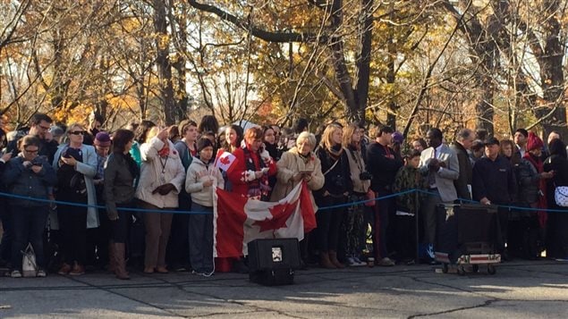 مواطنون احتشدوا أمام مقرّ حاكم كندا العام في اوتاوا بمناسبة الإعلان عن الحكومة الجديدة برئاسة جوستان ترودو في 04-11-2015