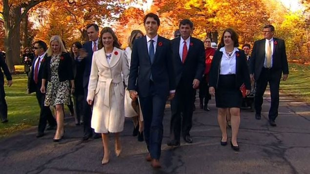 رئيس الحكومة جوستان ترودو وزوجته واعضاء الحكومة الجديدة يصلون إلى مقرّ حاكم كندا العام في اوتاوا في 04-11-2015