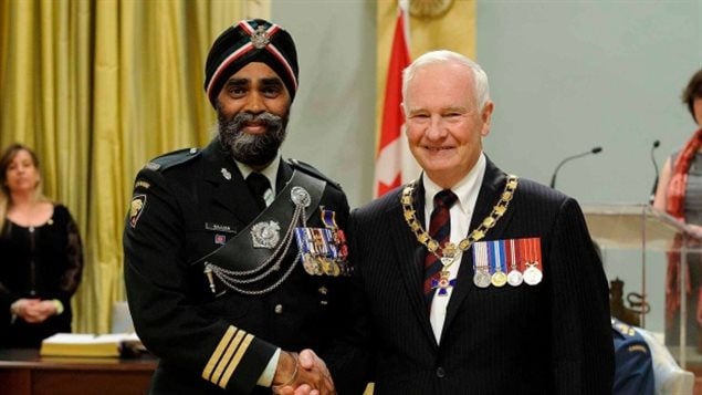 Le nouveau ministre de la Défense nationale Harjit Singh Sajjan et le gouverneur général du Canada David Johnston. 
