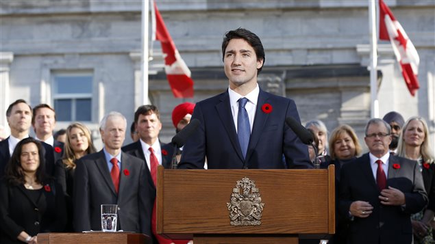 Justin Trudeau accompagné des ministres nouvellement nommés de son Cabinet