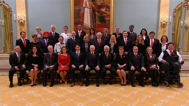 Justin Trudeau entouré de ses ministres.