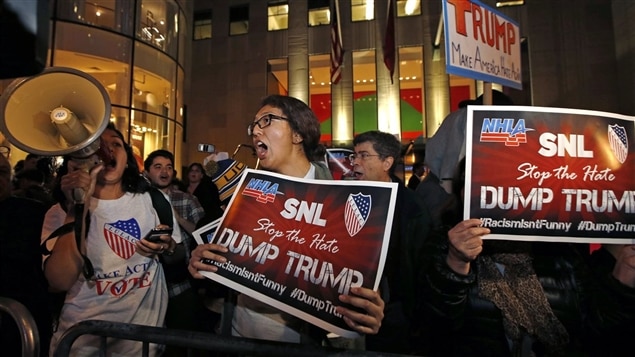 Des manifestants protestent contre la participation de Donald Trump à <i>Saturday Night Live</i>, devant les studios de NBC à New York, où l'émission est enregistrée et diffusée. Des manifestants protestent contre la participation de Donald Trump à <i>Saturday Night Live</i>, devant les studios de NBC à New York, où l'émission est enregistrée et diffusée.