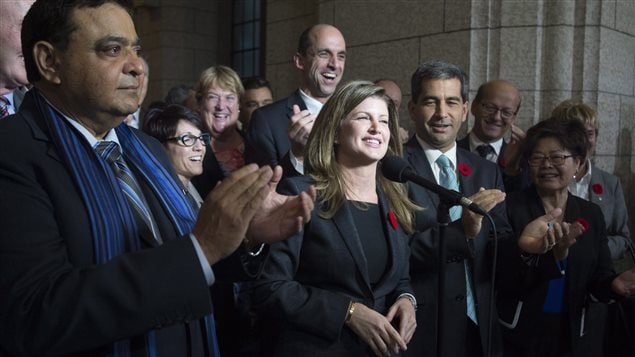 Rona Ambrose, chef intérimaire du Parti conservateur du Canada, entourée de collègues