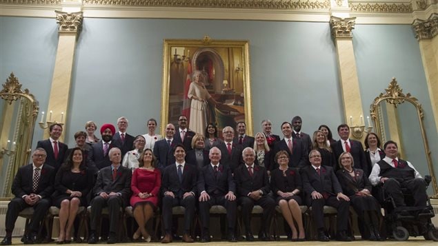 الحكومة الكنديّة الليبراليّة برئاسة جوستان ترودو( الخامس من اليسار في الصفّ الأوّل جلوسا)