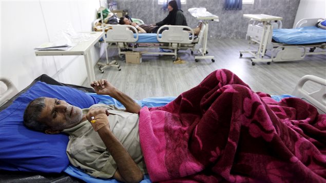 Iraquí que sufre de cólera espera para ser tratado en un hospital de Bagdad, el 21 de septiembre 2015.