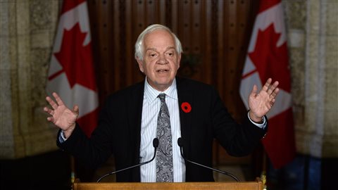 Le ministre John McCallum en conférence de presse à Ottawa